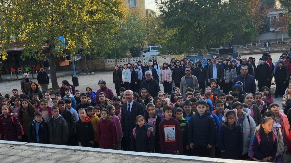 İlçe Milli Eğitim Şube  Müdürümüz Sayın İrfan KAHRAMAN Atatürk İlkokulu ve Ortaokulu'nda istiklal Marşı törenine katıldılar.
