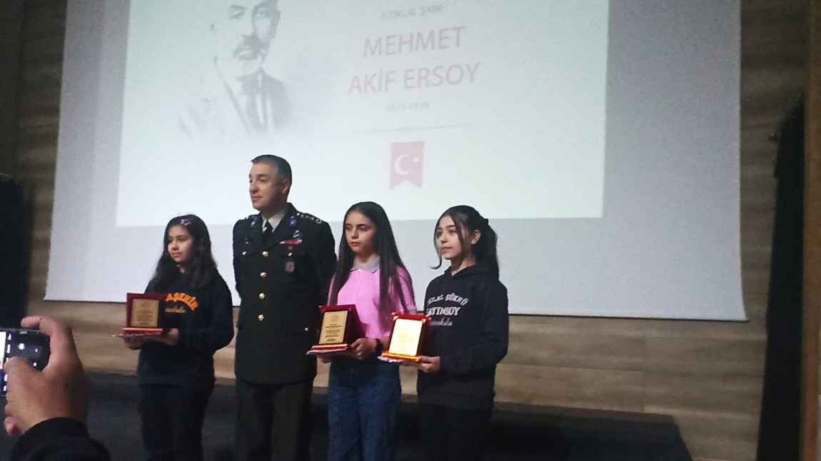 Ortaokullar arası İstiklal Marşı'nın Kabülü resim yarışmasında öğrencimiz Hatice Beyza ÇELİK, İlçe 2.si oldu.