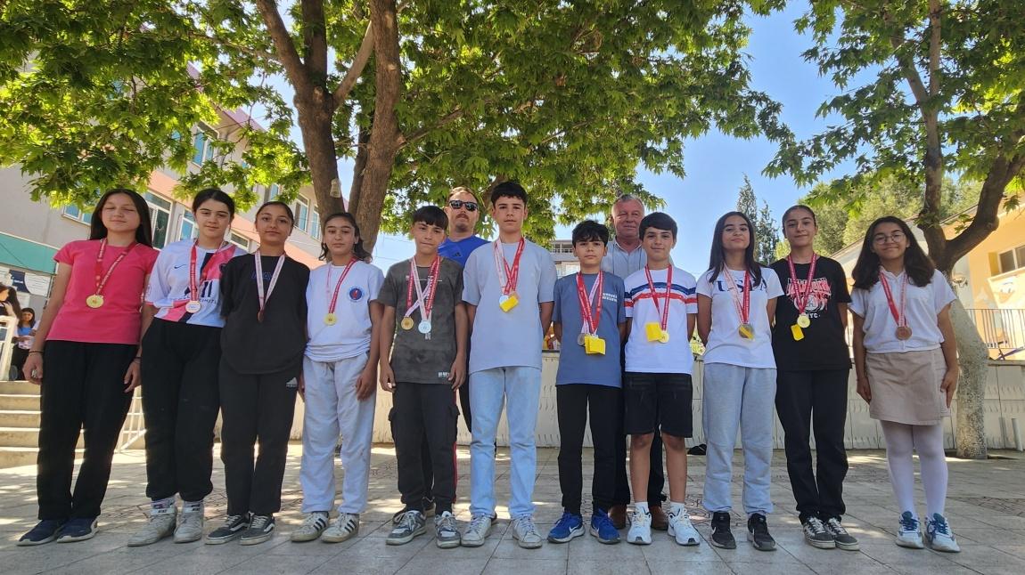 Atletizmde Atatürk Ortaokulu'ndan Büyük Başarı
